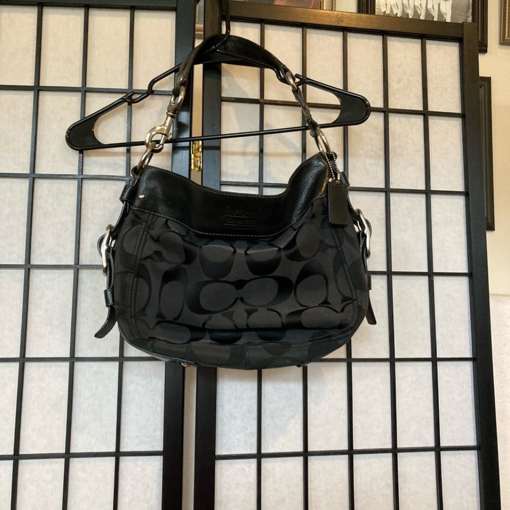 Beautiful Coach Black purse 12657